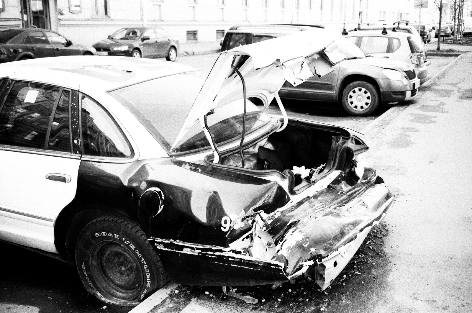 Voiture accidentée stationnée dans une rue après un accident de la route